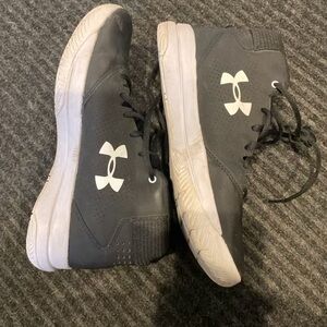 Black high top under armour basketball shoes